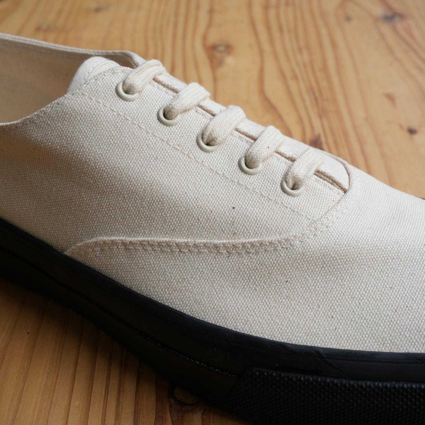 WAKOUWA LOW-TOP BLACK SOLE NATURAL